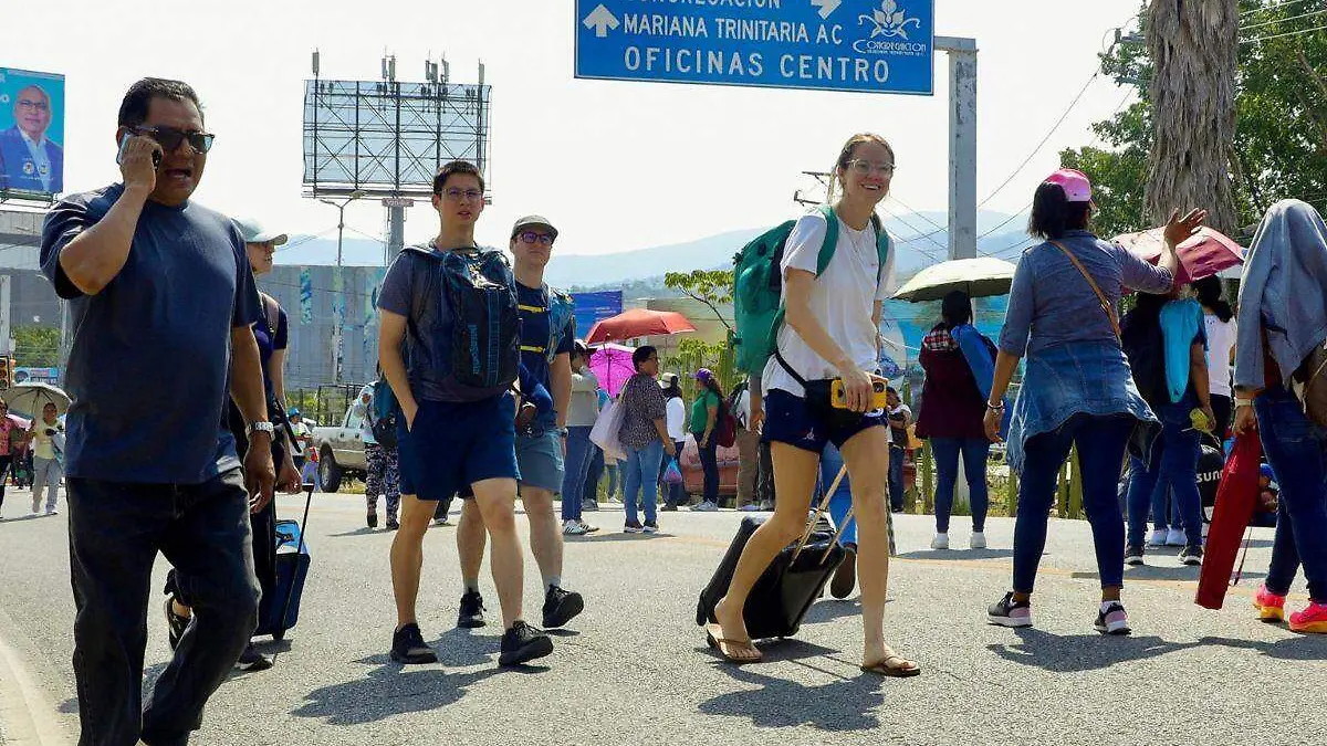 CNTE Bloquea accesos al aeropuerto de Oaxaca